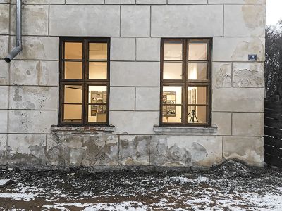 Fenster der Infopoints im Schloss Steinort